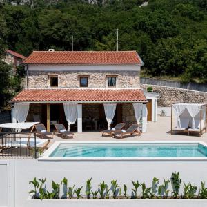 Casa Di Nika private heated pool and jacu - Happy Rentals