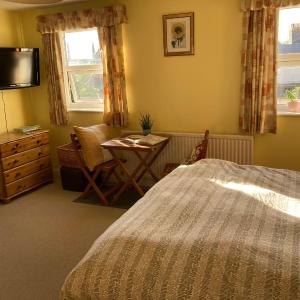 Sunny room in Old Emsworth Village in private house