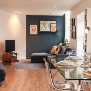 Beautiful 2 Bed Apartment - City Centre - FREE Private Parking - Perfect for Families and Professionals