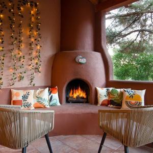 Enchanted Adobe Hideaway wHot Tub & GIANT Chess