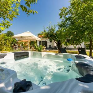 Lovely Cottage with Jacuzzi