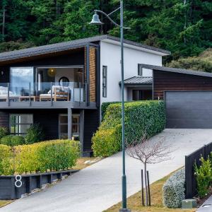Sticky Forest Lodge