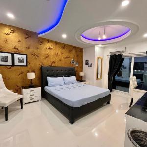 Sheryll Escapes - Kandi Palace Grand 2 BR! Housekeeping, Internet!
