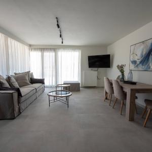 N & M Suites