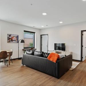 CozySuites on Mass with garage parking #9