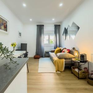 River 2-Bedroom Apartment with Terrace in Alcântara