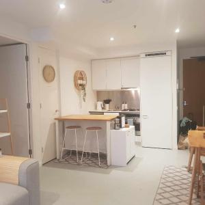 Cosy Beach Apartment with Free Secure Car Park
