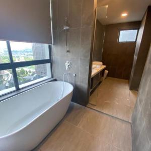Astoria,4r3b,4kmtoklcc,1505sf,bigbalcony,newcondo,bathtub,nicefacilities