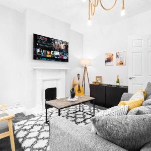 Stylish 3 Bedroom House - 6 Guests - Garden - Parking - Netflix - Wifi - 17M