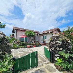 Jeju neulpureon house