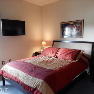 Southwest Retreat - Stylish Room with Queen Bed, Fast Wi-Fi & More!