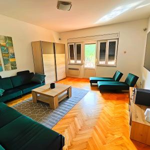 Pomalo Retreat, Your Calm Escape Near the City, Sunlit Terrace, Space & Comfort and Free Parking Spot