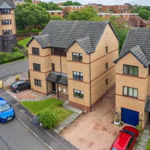 Langley House, 5 bed, all doubles with Smart TV fully equipped kitchen and spacious with private parking INVOICES and REDUCED RATES only available through Langley Cottages and Apartment IDEAL FOR TRADES