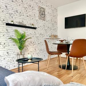 Brand New Central & Modern Apartment