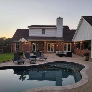 Upscale Hideaway with 2 King Beds Disney Plus Fast WiFi Private POOL & Gated Yard