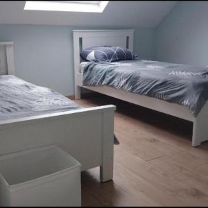 Chambre deux lits célibataires 3eme étage petite cle rouge