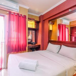Fancy and Nice Studio at Green Pramuka City Apartment By Travelio