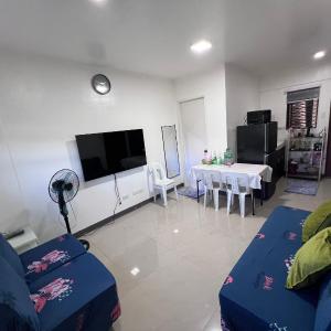 2BR Ground Level Entire Condo Central Aircon Sleeps 4