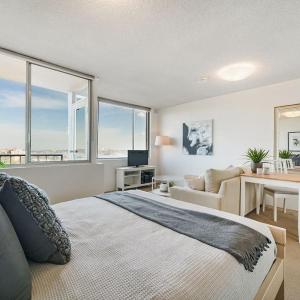 Bright and Sunny Studio Apartment