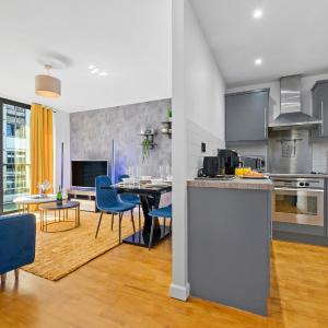 2 Bedroom Greek Street Apartment - Sleeps 6
