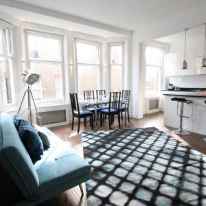 Contemporary 3 double bedroom 2 bathroom Haven in the heart of Chelsea Exquisite London Apartment with a Designer's Touch