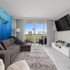 Gallery One Waterfront Suite, 5 Min Walk to beach