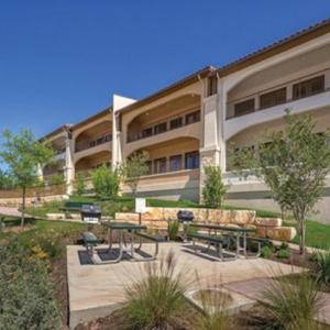Enjoy the scenery of Lake Marble Falls in 2BD resort condo with family