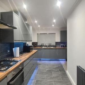 Freshen - up Stays Birmingham Spacious 3-Bed Contractor & Insurance Accommodation Parking Garden