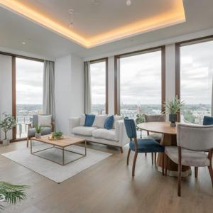 Stunning 2-bed apartment with pool in Nine Elms
