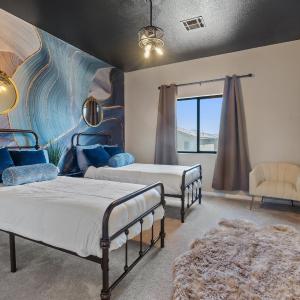 King Size Suite Modern home sleeps 8 Pool Access