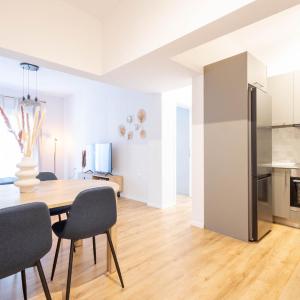 Urban Comfort 2 bdrm next to Metro