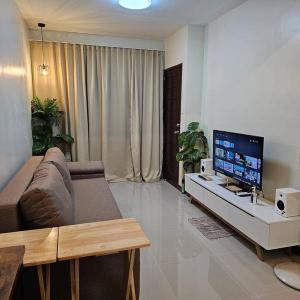 Joenice Lipa Staycation