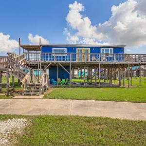 Walk to Sand: Surfside Beach Getaway w/ Deck