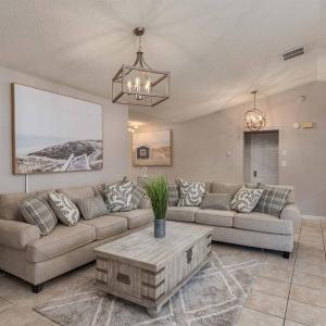 King Bed Suite, Fireside Hot Tub, Gameroom