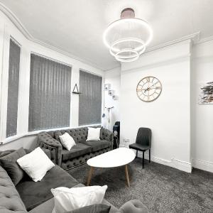 Large Home In Heart Of Bustling Levenshulme