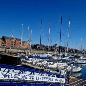 Luxury Boat Stay Liverpool sleeping 6 WiFi
