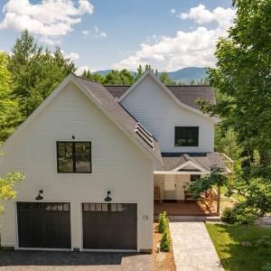 Stowe Greens - Modern Home Above Country Club