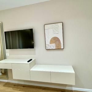 E&R Apartments at Myslym Shyri