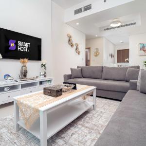 Prime location 1BR oasis with patio & pool, The Bay