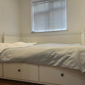 Self contain studio with room, double bed, kitchen