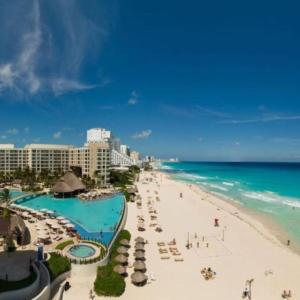 Enjoy the Cancun area with the family in this family friend 2BD resort condo with amenities