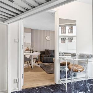 Happy Days Relaxing room with smart solutions shared apartment with one other bedroom