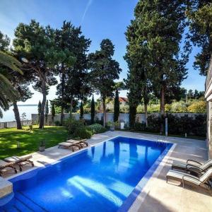 Fancy Modern Villa with Deluxe Interior