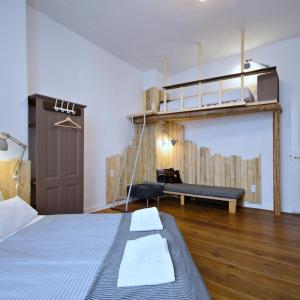 Courtyard Apartment (LIALI)