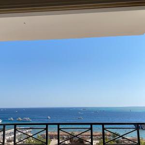 Sea view apartment , 3 bedrooms in city center front of the sea F 10