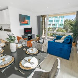 Modern 2 Bedroom with Superking Bed & Balcony views Near Wembley