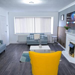 3 Bedroom House Manchester with en-suite Free Wifi and Parking