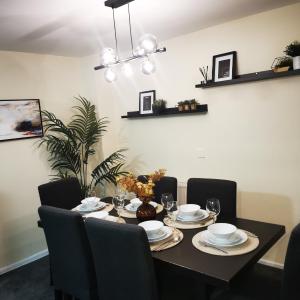 House - Sleeps up to 10 & Free Parking