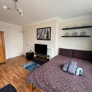 Huge and affordable 3 bedroom flat in Hammersmith for 7 people with welcome breakfast