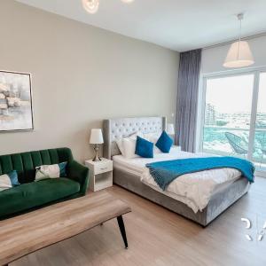 Rare Holiday Homes - Lake View - Near Me'aisem City Centre - The Crescent Tower A - Dubai Production City - R910